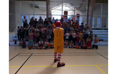Invité surprise à l'école de basket